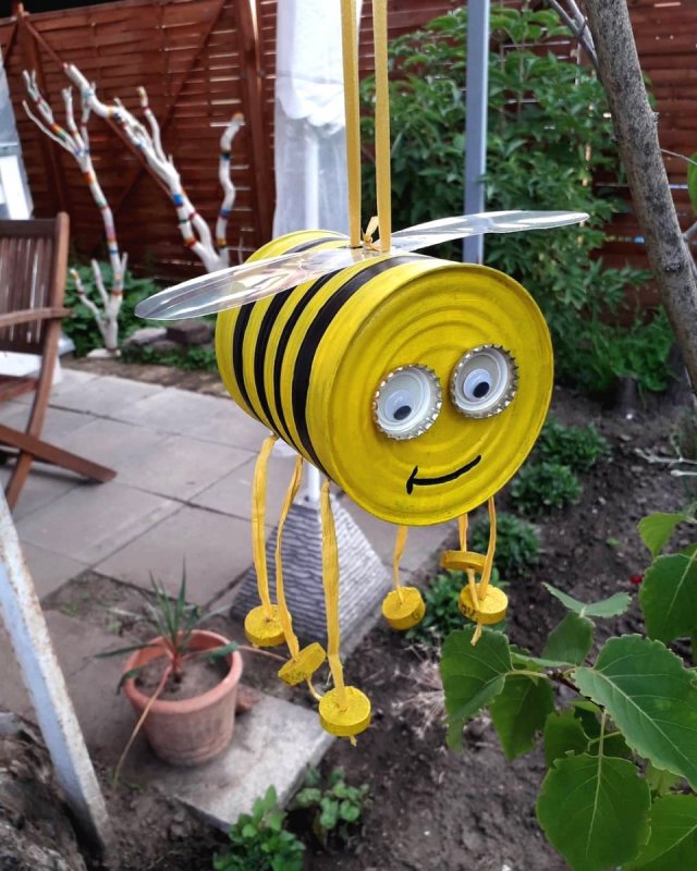 Пчела из подручных материалов