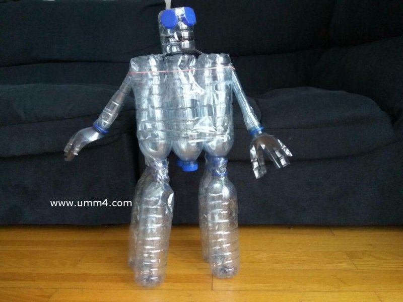 Робот из пластиковых
