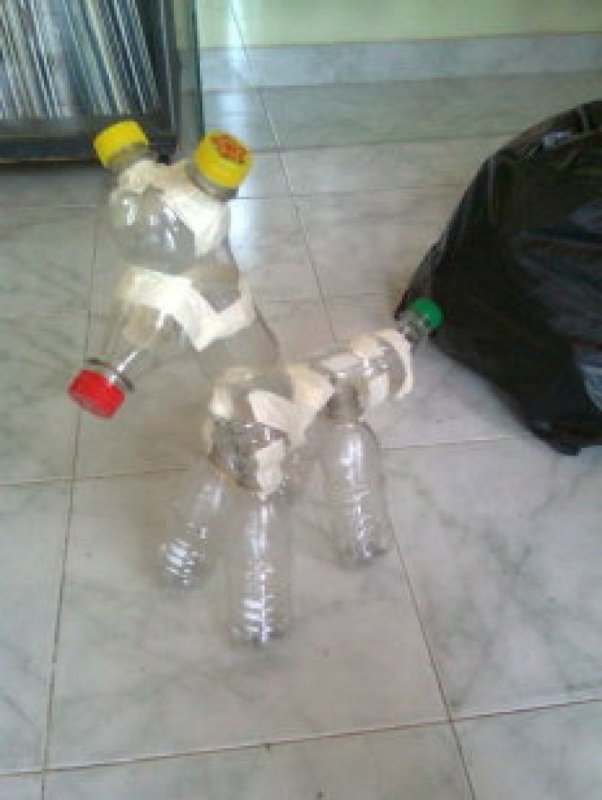 Волк из пластиковых бутылок