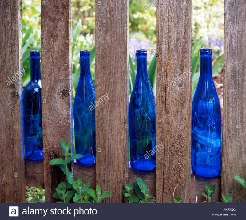 Стеклянные бутылки в декоре сада