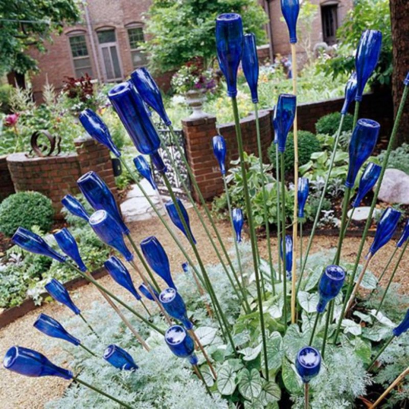 Декор в сад из синих бутылок