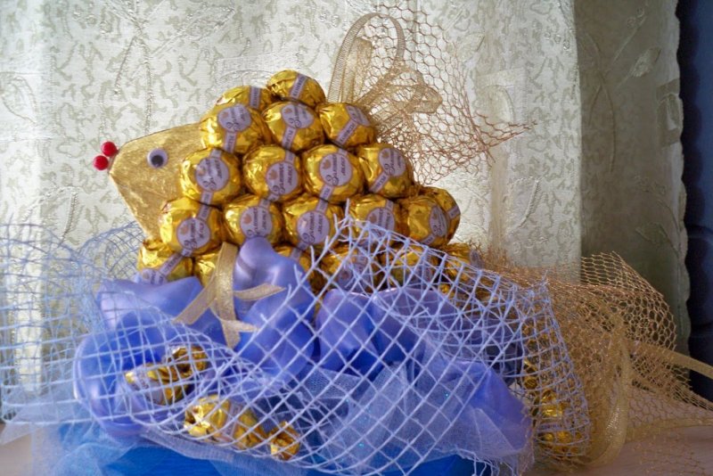 Золотая рыбка из конфет своими руками