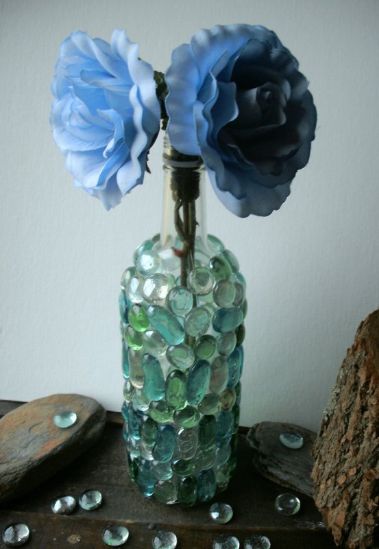 Декор бутылок стеклянными камушками