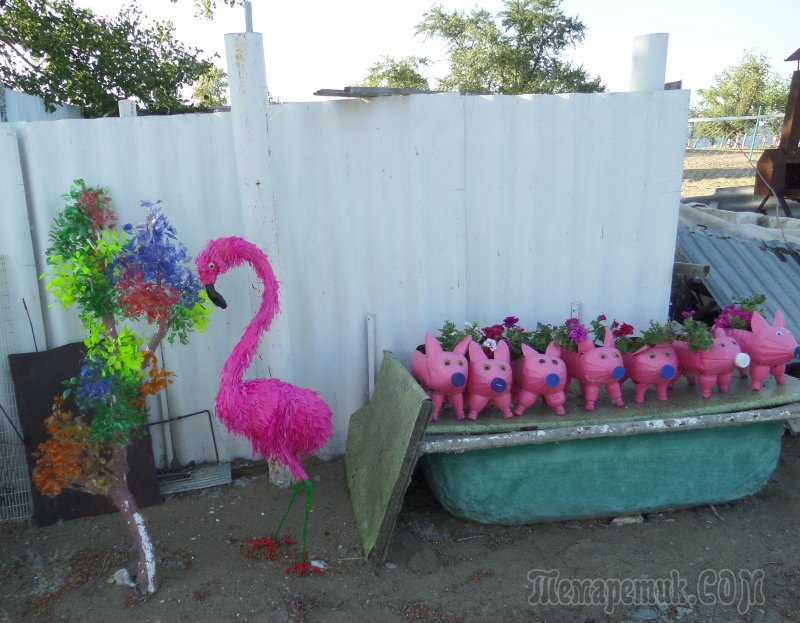 Розовый Фламинго из пластиковых бутылок