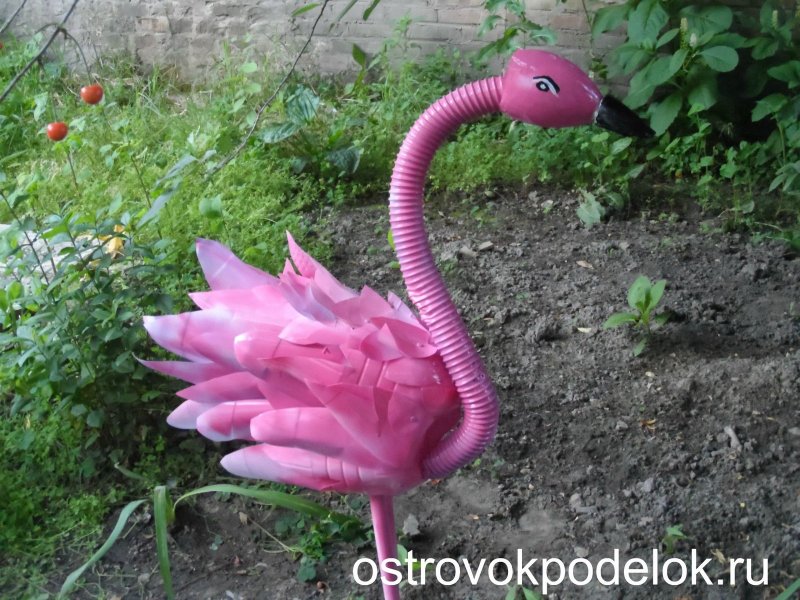 Фламинго из бутылок пластиковых для сада