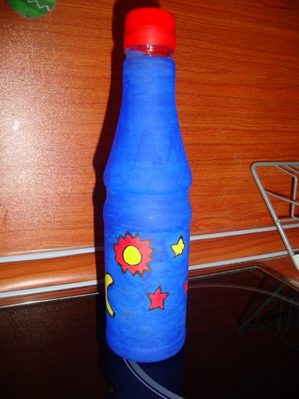 Бутылка раскрашена краскам игрушка