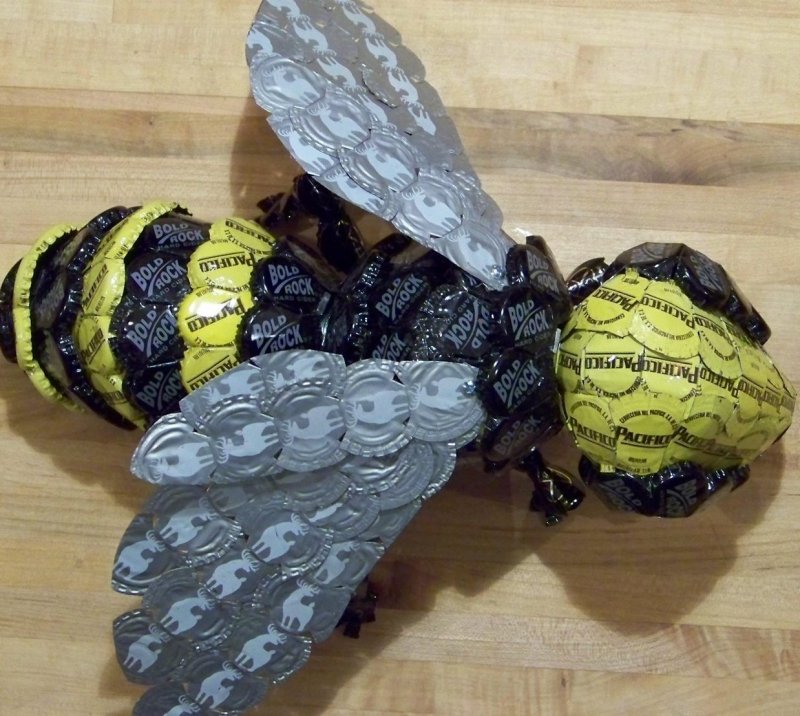 Пчелка из пробок от бутылок