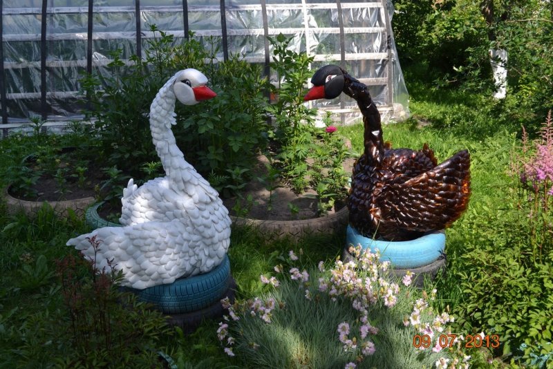 Лебедь из пластика для сада