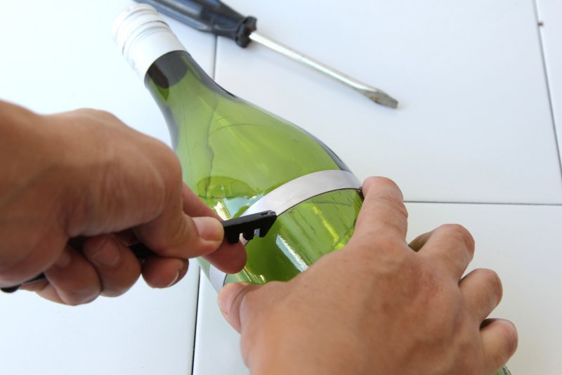 Разрезать стеклянную бутылку