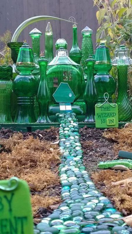 Стеклянные бутылки в саду