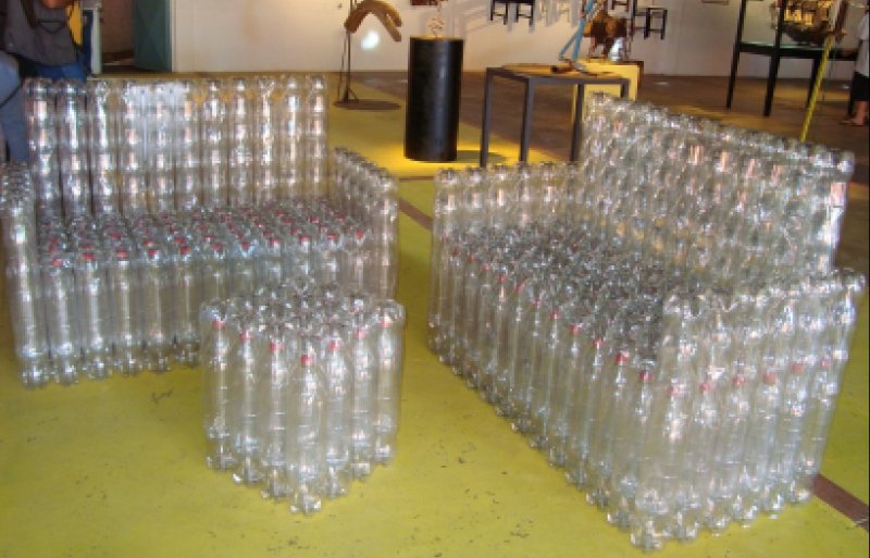 Кресло из пластмассовых бутылок