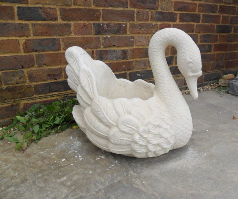 Лебедь из цемента для сада