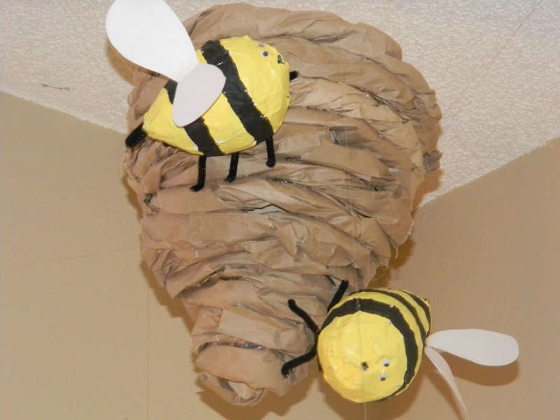 Пчела для сада из подручного материала