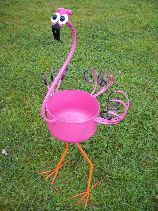 Фламинго из пластиковых бутылок для сада и огорода
