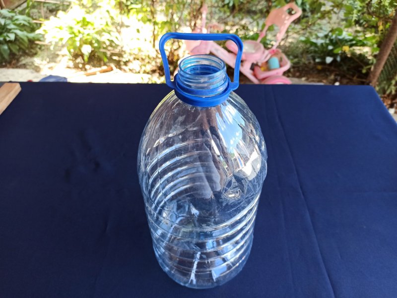 Кашпо из 20 литровых пластиковых бутылок