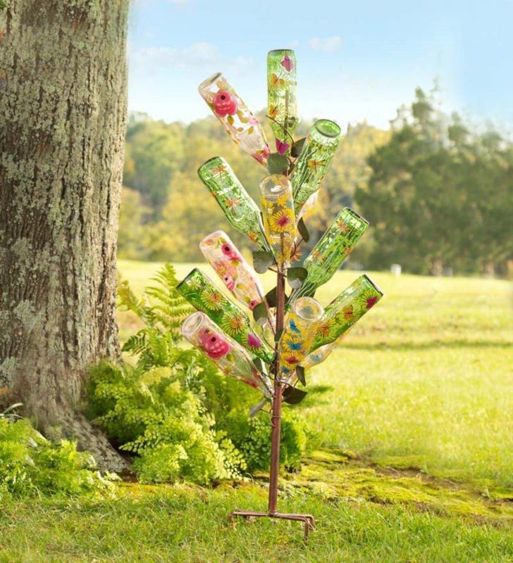 Пластиковые бутылки на дереве
