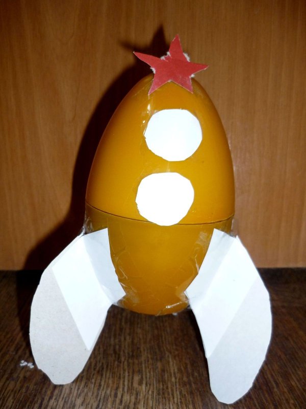 Поделка из яйца ракета