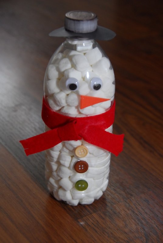 Поделка Снеговик из бутылки