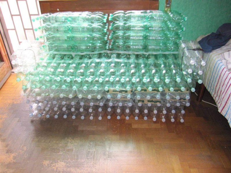 Украшение участка пластиковыми бутылками