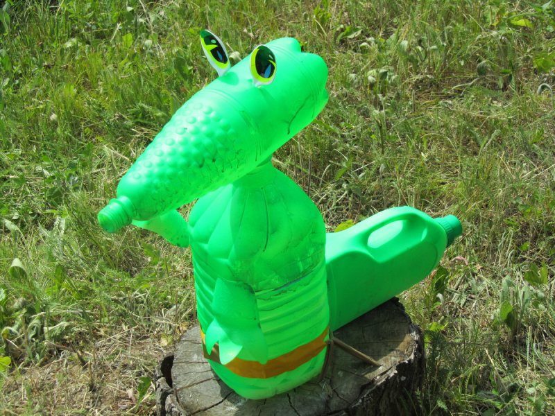 Крокодил из пластиковых бутылок