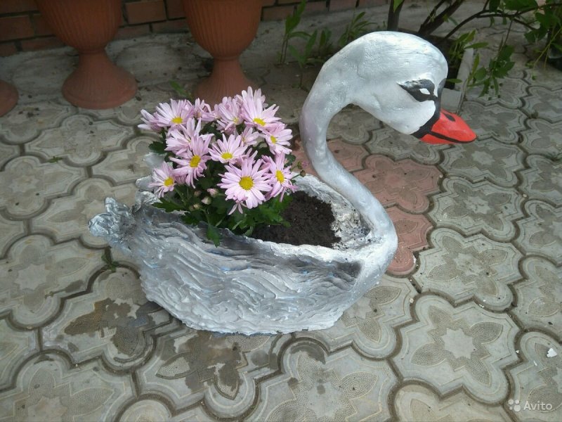 Лебедь из цемента для сада