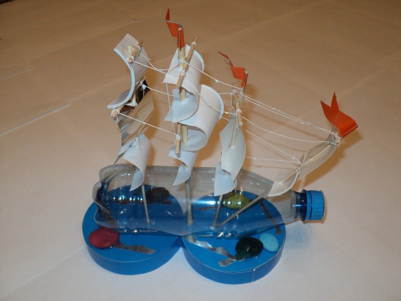 Кораблик из пластиковых бутылок