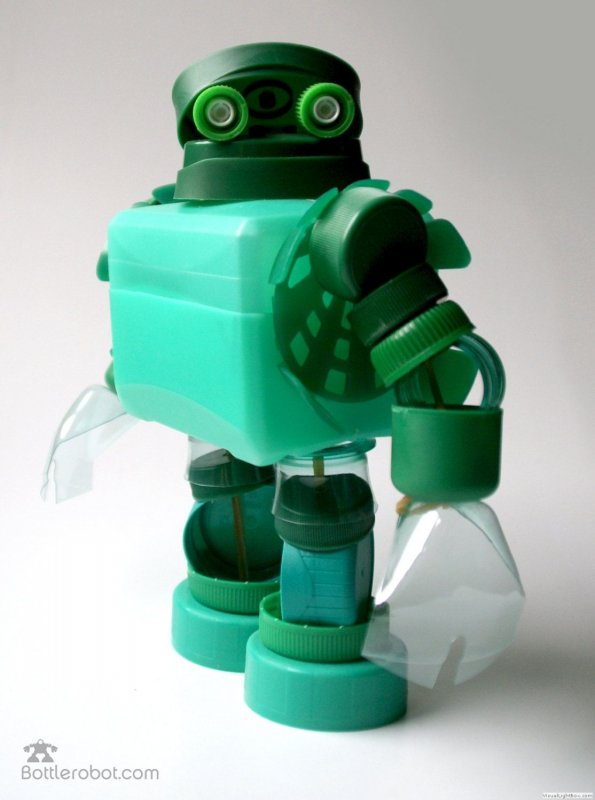 Робот из пластиковых