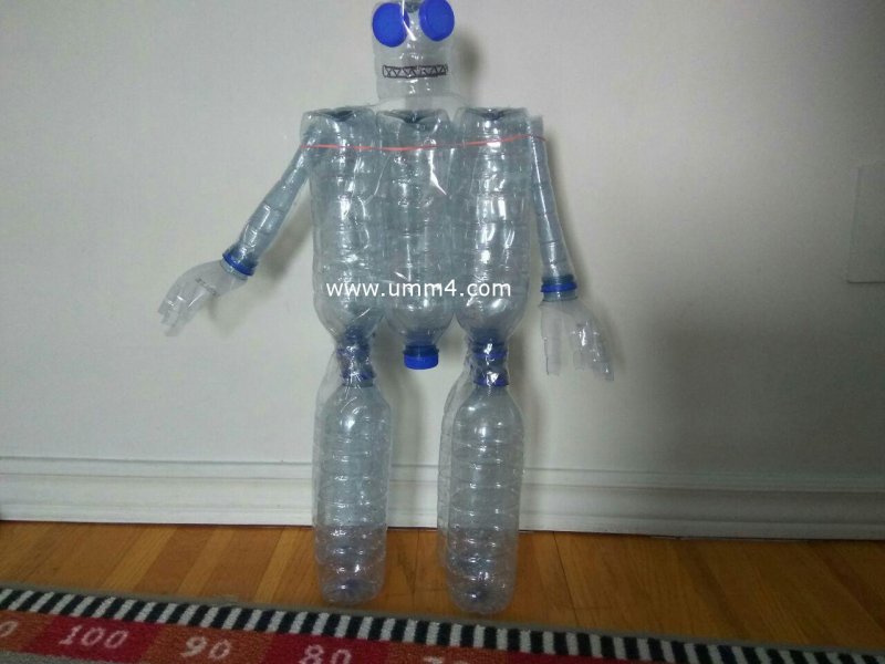 Робот из бутылок
