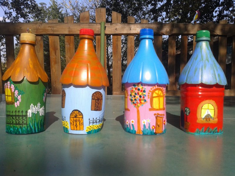 Пластиковые бутылки в саду