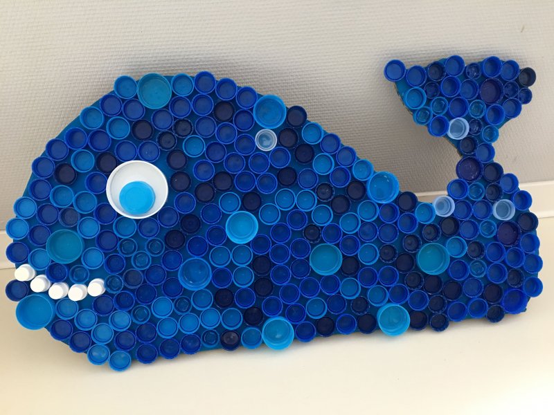 Рыбка из пластиковых крышек
