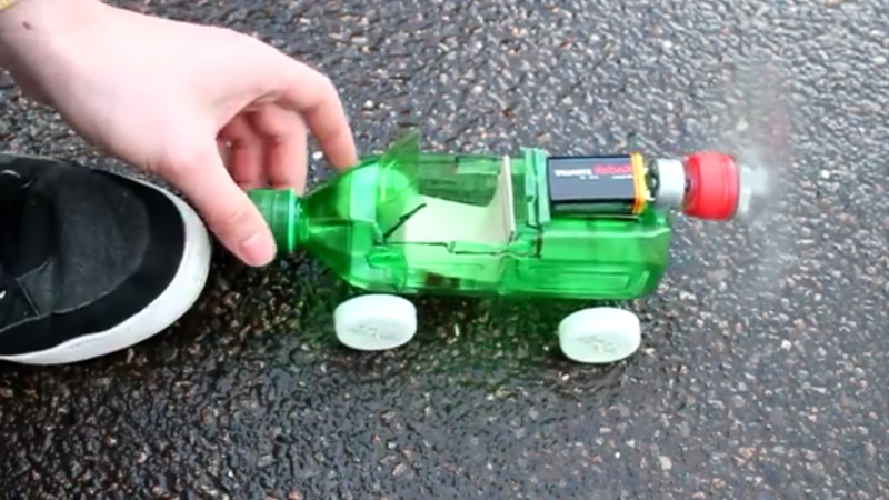 Машина из пластиковой бутылки