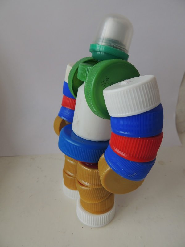 Робот из пробок от пластиковых бутылок