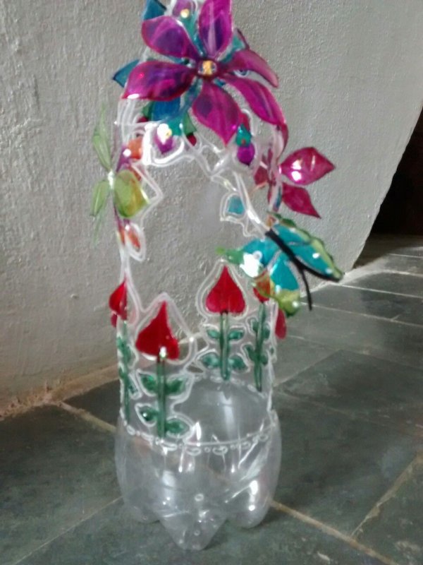 Ваза с цветами из пластиковой бутылки