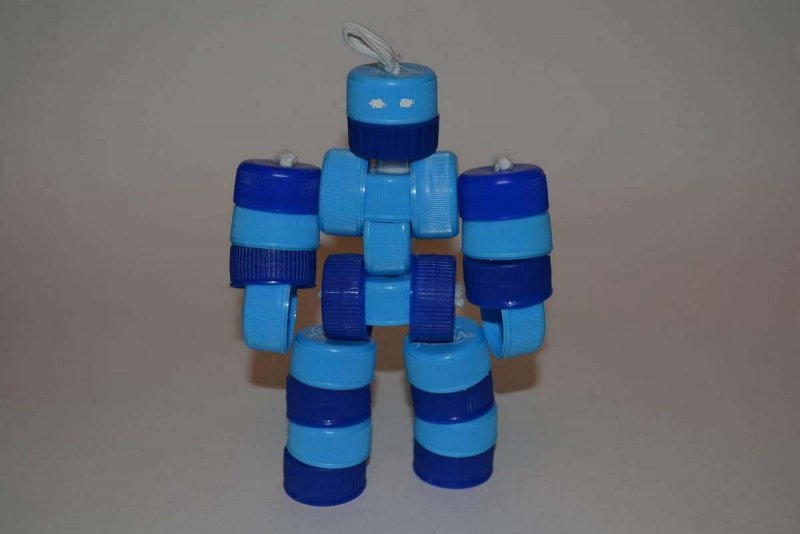 Робот из крышек от пластиковых