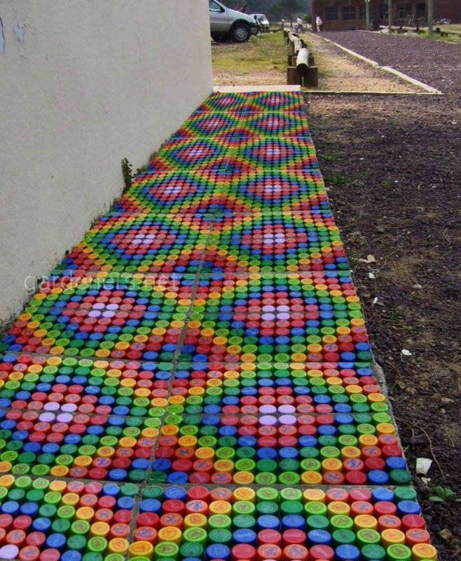 Тротуарная плитка из пластиковых крышек