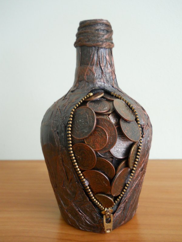 Декоративная бутылка с монетами