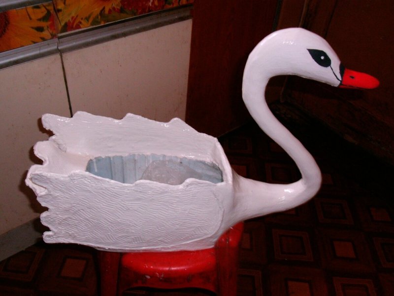 Лебедь из пластиковых канистр
