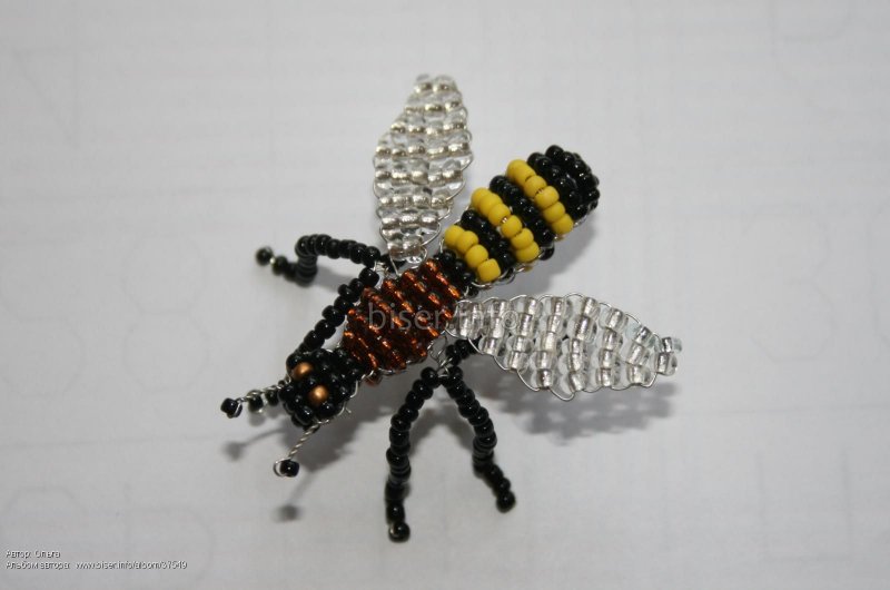 Пчела из бисера объемная
