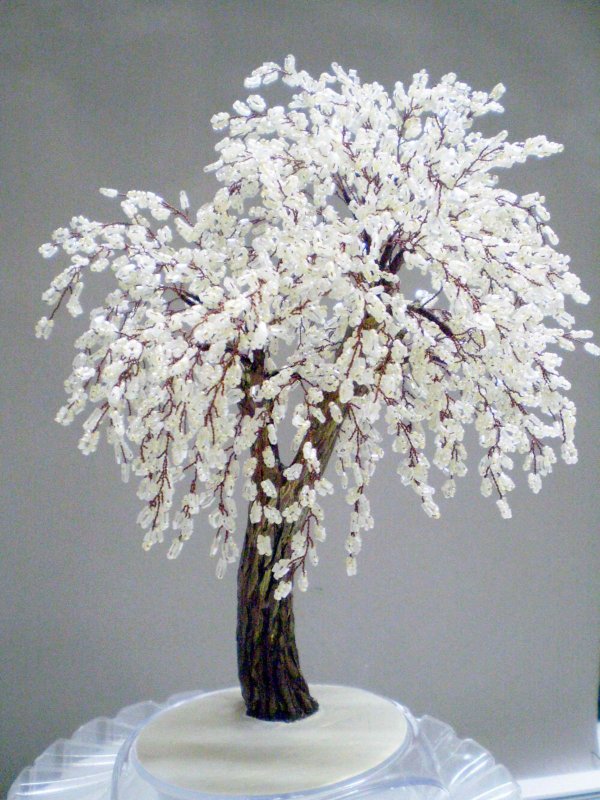Белые деревце из бисера