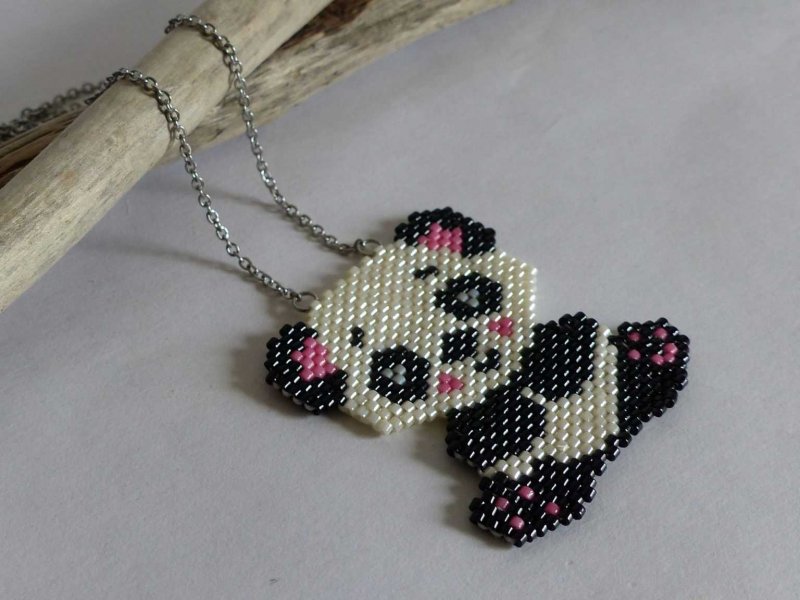 Панда кирпичным плетением