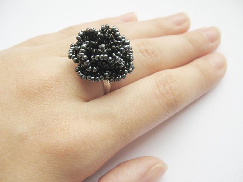 Черное кольцо из бисера