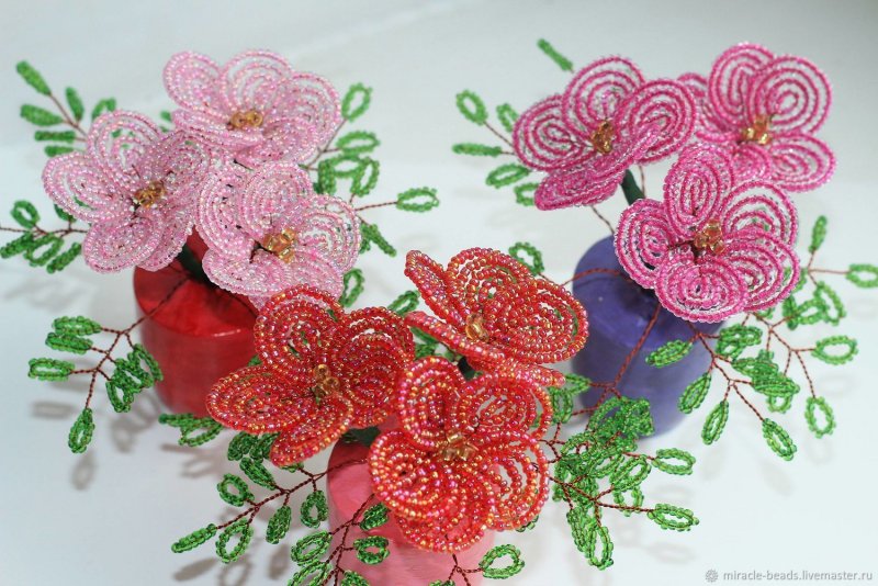 Миниатюрные цветы из бисера