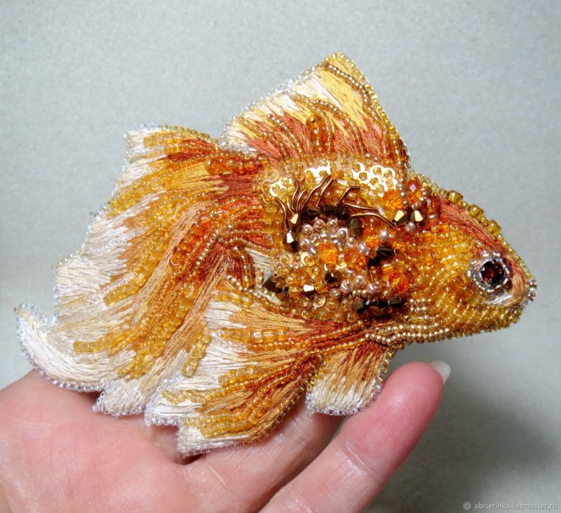 Золотая рыбка брошь бисер