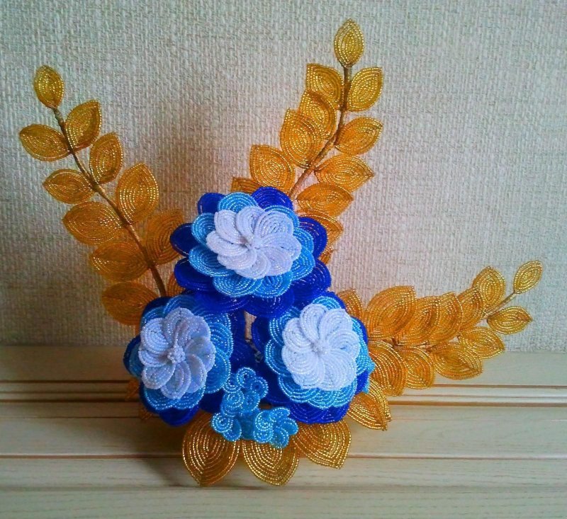 Цветы из синего и голубого бисера