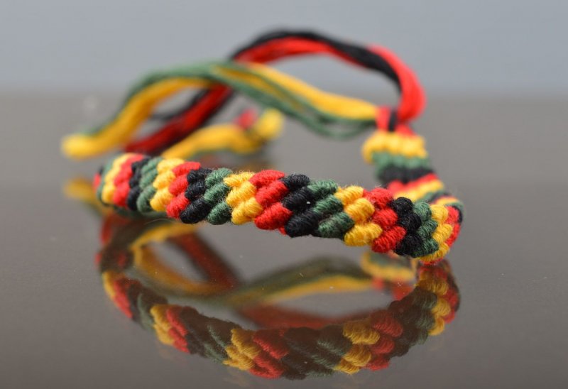Плетеные браслеты из ниток