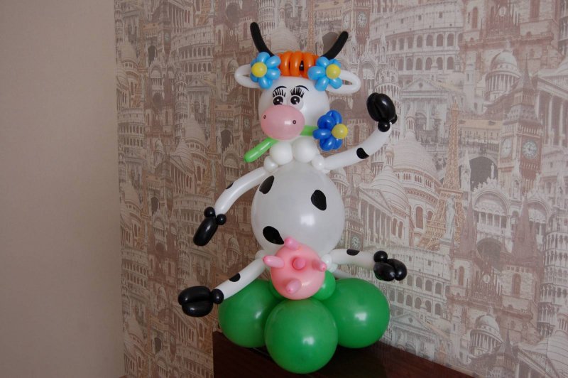 Корова из воздушных шаров