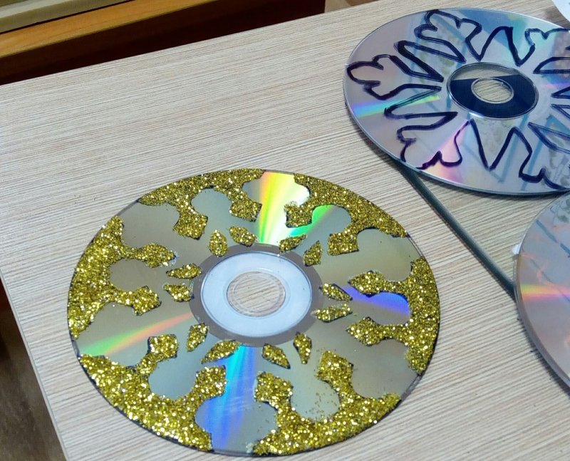 Ёлочные украшения из СД дисков