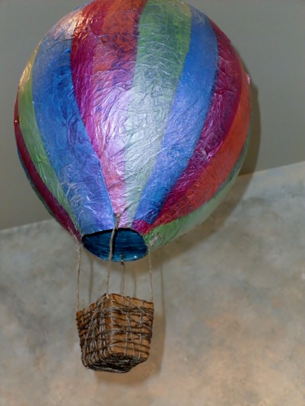 Воздушный шар из папье маше с корзиной