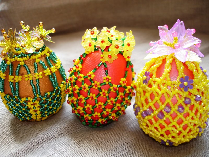 Декоративное украшение яиц из лент