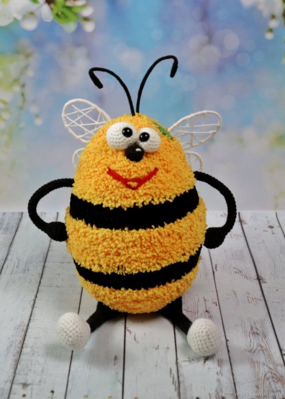 Вязаная игрушка Пчелка